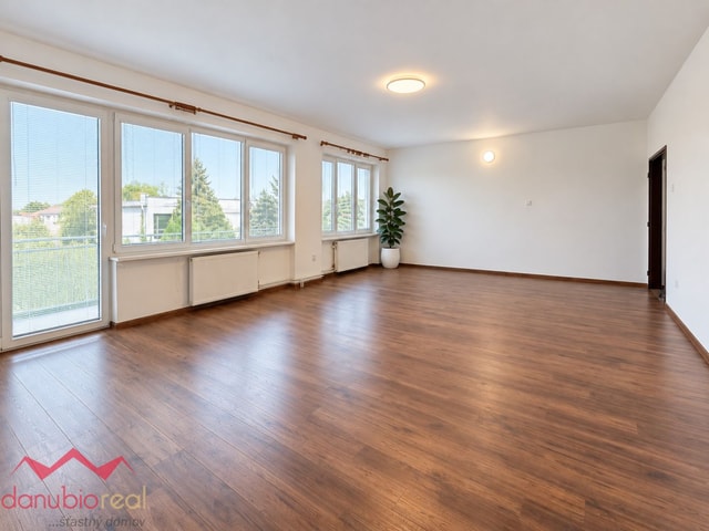 Na prenájom 2.poschodie rodinného domu v Komárne (cca100 m2)