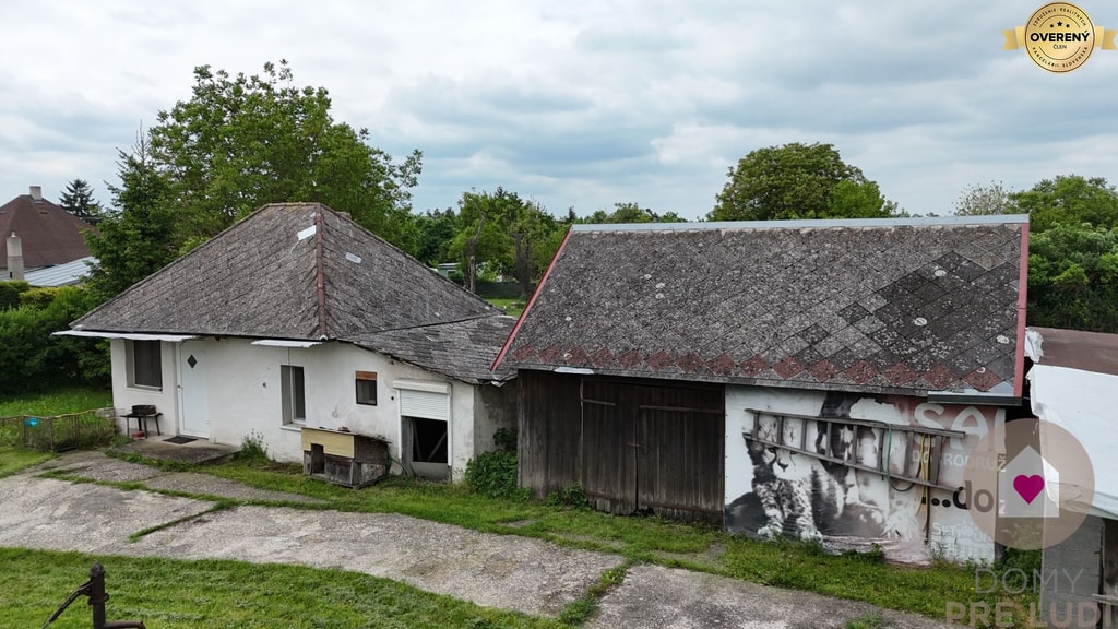 Veľký priestranný pozemok o rozlohe 7445 m2 s RD, Jelka 5