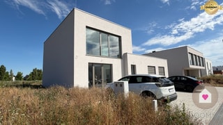 KRÁĽOVÁ PRI SENCI – SKOLAUDOVANÁ novostavba 4-izbového RD, záhrada 167