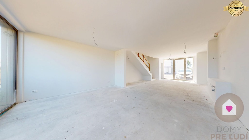 KRÁĽOVÁ PRI SENCI – SKOLAUDOVANÁ novostavba 4-izbového RD, záhrada 167 5