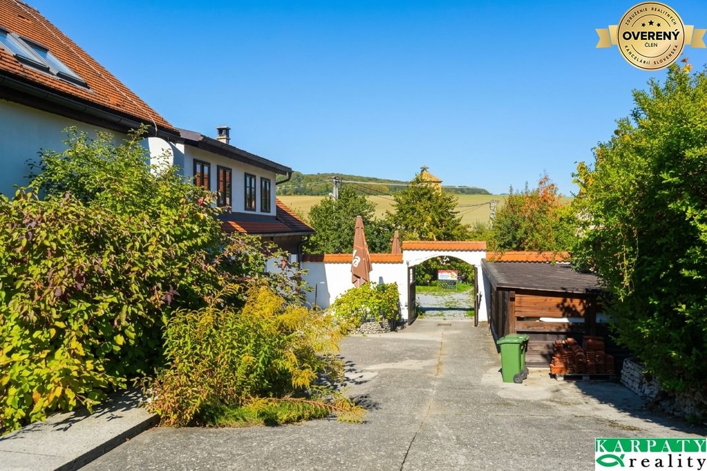 Klenot Myjavských kopaníc, usadlosť U JUHÁSA s rozsiahlymi pozemkami 2