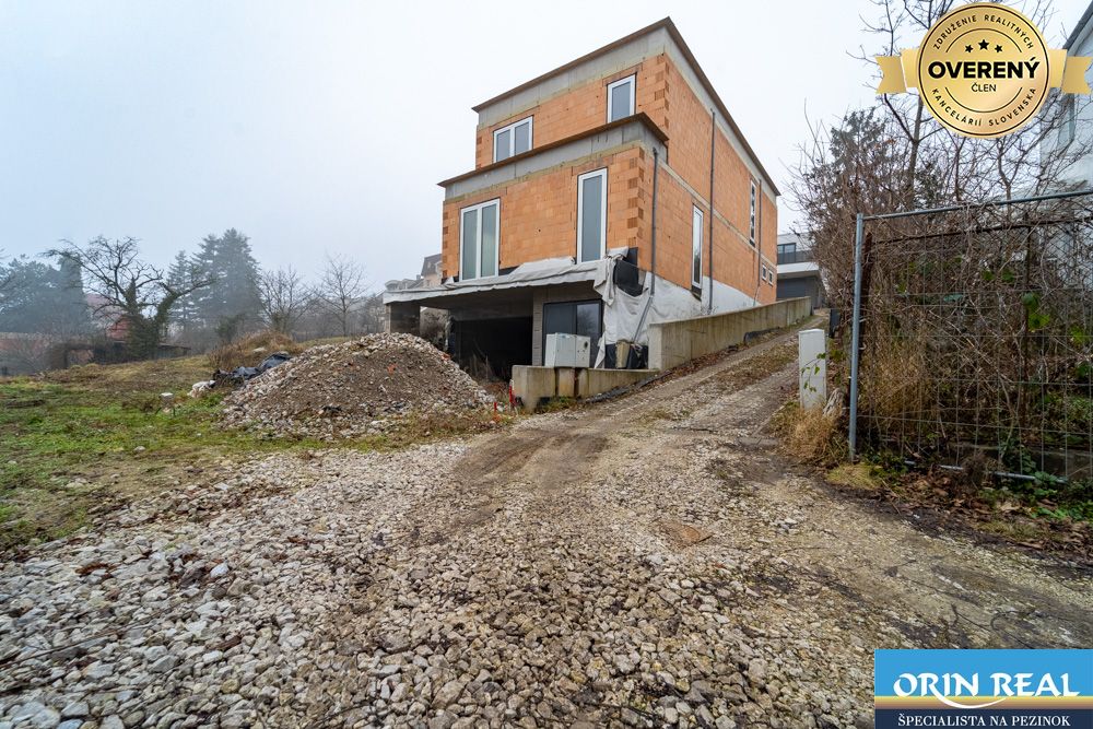 ATRAKTÍVNA MODERNÁ 5 IZB.ROZOSTAVANÁ VILA NA KOLIBE 4
