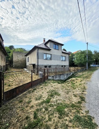 Rodinný dom s krásnym pozemkom v obci Kšinná /POZEMOK 831 m2