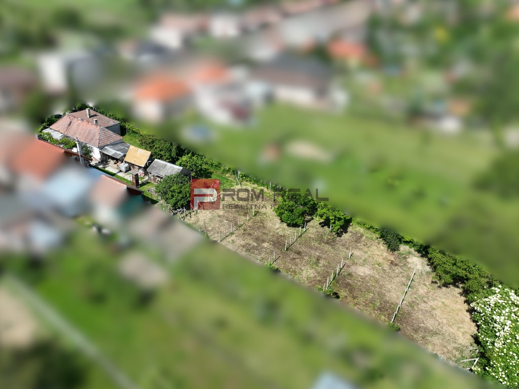 Na PREDAJ veľkorysý pozemok so starším domom v obci Dolné Orešany 3