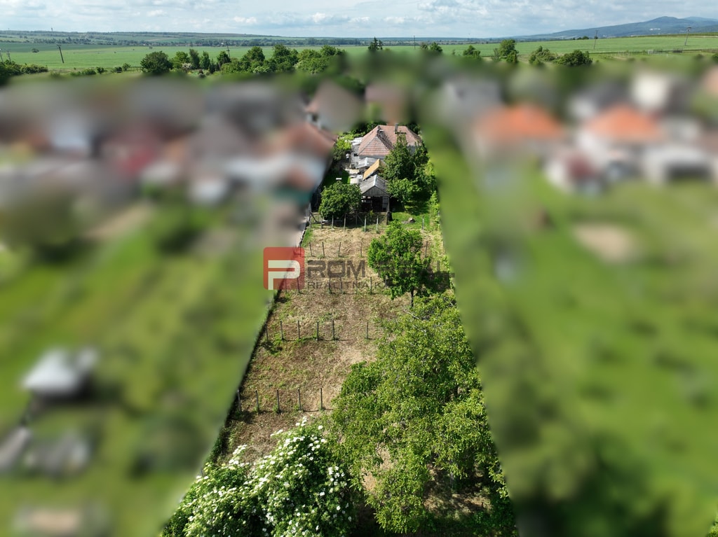 Na PREDAJ veľkorysý pozemok so starším domom v obci Dolné Orešany 5