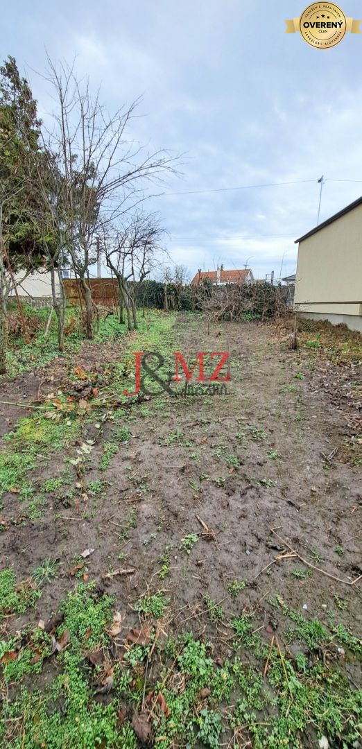 DOHODA Stavebný pozemok 1.382 m2, šírka 24m, Levice (SM - 897)