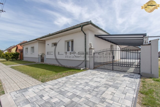 NA PREDAJ priestranný 4-izbový rodinný dom s garážou v obci Závod