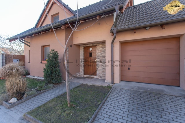 NA PREDAJ priestranný 4-izbový rodinný dom s garážou v obci Zohor