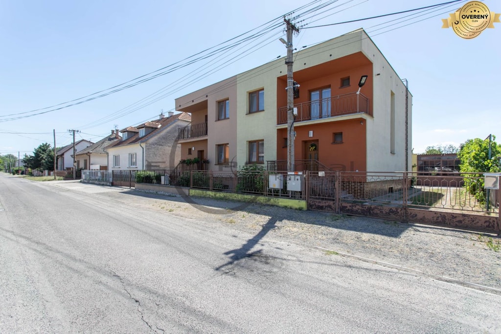NA PREDAJ priestranný 4-izbový rodinný dom vo Vysokej pri Morave