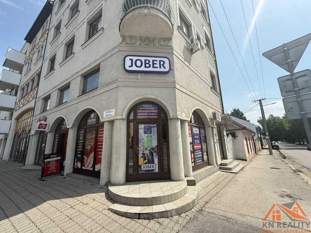 VÝBORNÁ LOKALITA! Na prenájom obchodný priestor Komárno