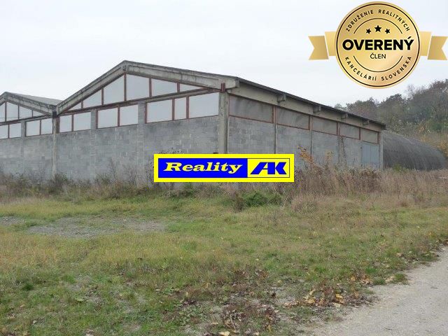 Priemyselný areál s halami a pozemkom na predaj v Dolnej Krupej
