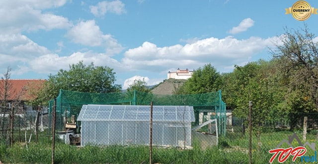 Pekný stavebný pozemok v obci Krásnohorské Podhradie