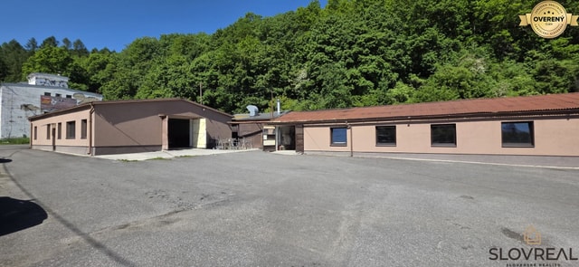 SLOVREAL - na predaj multifunkčný areál s dvorom Handlová, 1473 m2