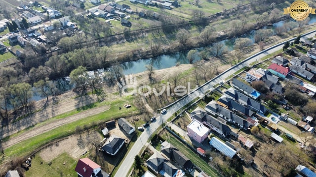 Stavebný pozemok pri rieke Uh v obci Lekárovce