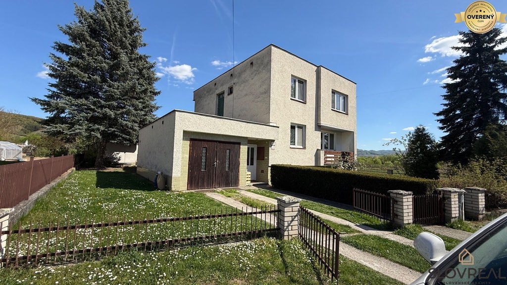 Priestranný dvojgeneračný rodinný dom v tichej lokalite obce Lutila