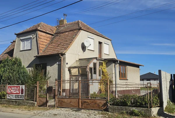 PREDANÉ Rodinný dom Slovenský Grob, podpivničený, podkrovie, záhrada