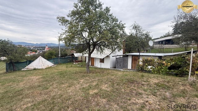 INVESTIČNÝ STAVEBNÝ POZEMOK 2 287 m² S CHATKOU – LADOMERSKÁ VIESKA
